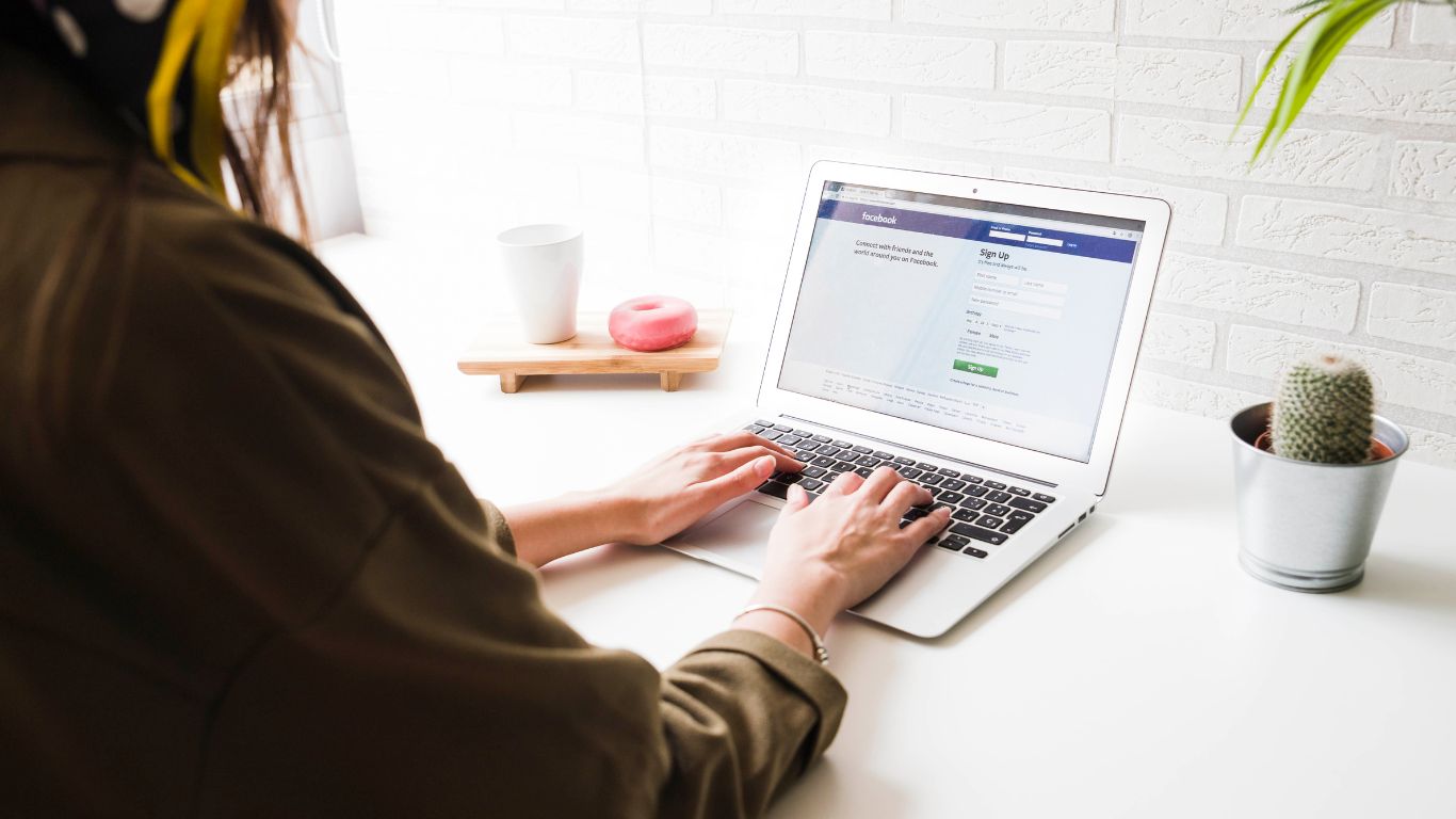 A woman logging in on facebook.